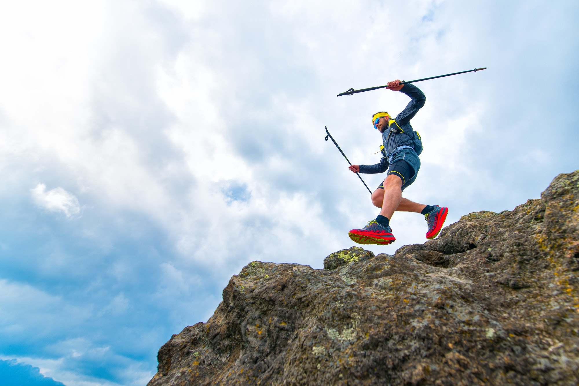 Male athlete falls from rocky ledges